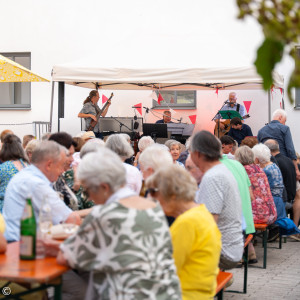 sitzende Menschen vor der Bühne